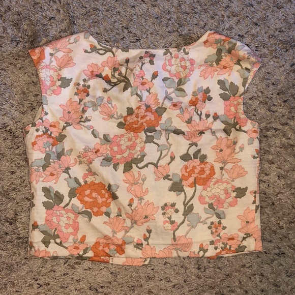Vintage Tops - 70s Floral button back crop top